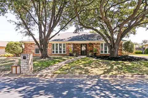 333 W Louella Dr, Hurst, TX 76054