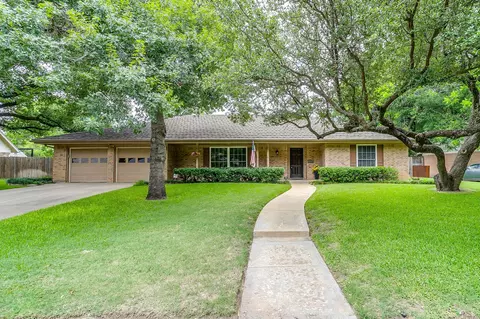 8520 Marys Creek Dr, Benbrook, TX 76116