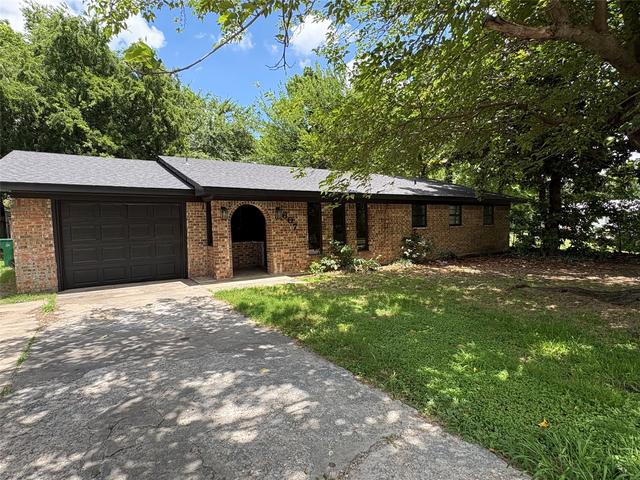 607 S Broad St, Saint Jo, TX 76265