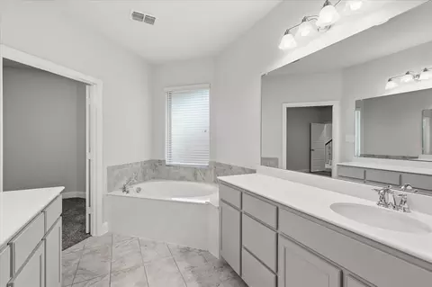 Bath - 717 10th St, Argyle, TX 76226 photo 2 of 4