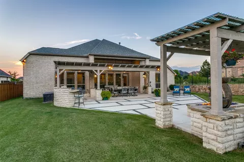 1024 Myers Park Trl, Roanoke, TX 76262