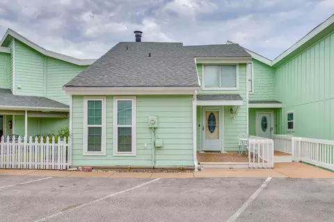 624 Harbor Cir, Azle, TX 76020