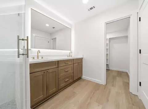 Bath - 616 E Moonlight Dr, Robinson, TX 76706 photo 3 of 5