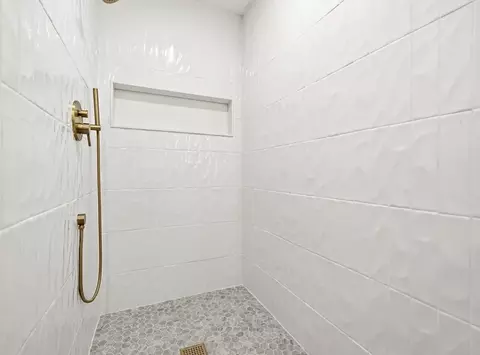 Bath - 616 E Moonlight Dr, Robinson, TX 76706 photo 2 of 5
