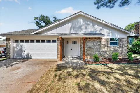 24 Oakmont Ct, Pantego, TX 76013