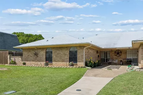 2903 Country Place Ct, Carrollton, TX 75006