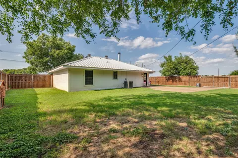 Exterior - 616 E Avenue E, Midlothian, TX 76065 photo 8 of 9