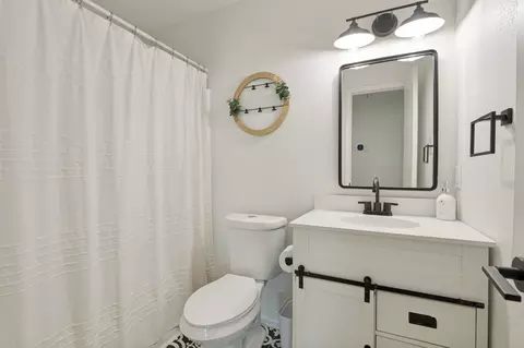 Bath - 616 E Avenue E, Midlothian, TX 76065 photo 1 of 2