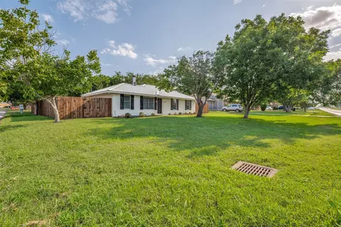 Exterior - 616 E Avenue E, Midlothian, TX 76065 photo 6 of 9