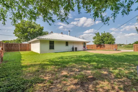 Exterior - 616 E Avenue E, Midlothian, TX 76065 photo 5 of 9