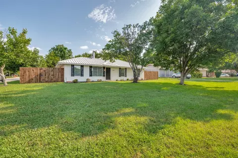 Exterior - 616 E Avenue E, Midlothian, TX 76065 photo 2 of 9