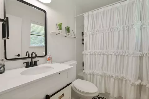 Bath - 616 E Avenue E, Midlothian, TX 76065 photo 2 of 2