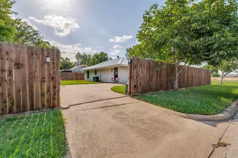 Exterior - 616 E Avenue E, Midlothian, TX 76065 photo 3 of 9
