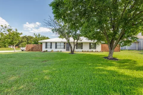 Exterior - 616 E Avenue E, Midlothian, TX 76065 photo 4 of 9