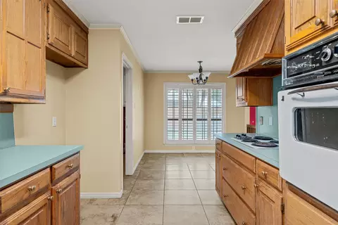 Kitchen - 3512 Bent Tree Cir, Waco, TX 76708 photo 4 of 5