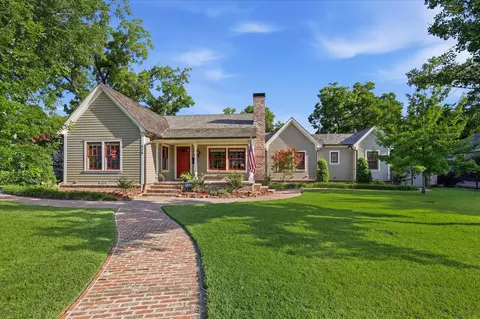 426 E Texas St, Grapevine, TX 76051