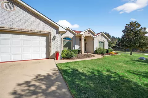 200 Cayuga Trl, Lake Kiowa, TX 76240
