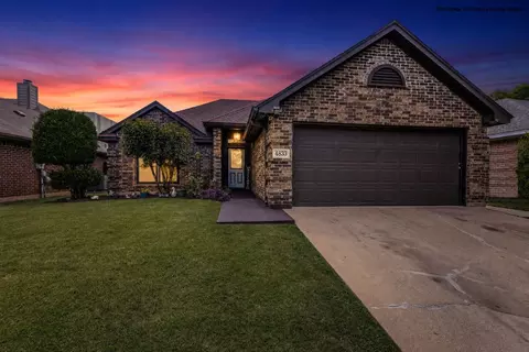 4833 Colonial Park Dr, Haltom City, TX 76117