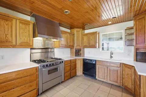 Kitchen - 12190 Bell Rd, Pilot Point, TX 76258 photo 4 of 4