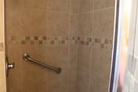 Bath - 1147 Riverview Dr, Cleburne, TX 76033 photo 3 of 4