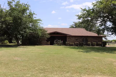 1147 Riverview Dr, Cleburne, TX 76033