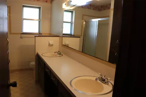 Bath - 1147 Riverview Dr, Cleburne, TX 76033 photo 4 of 4
