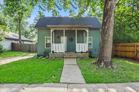 206 N Wood St, Cleburne, TX 76033