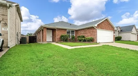 911 Hems Ln, Arlington, TX 76001