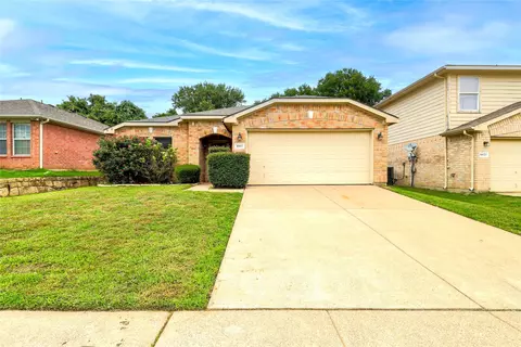 8017 Sartain Dr, Fort Worth, TX 76120