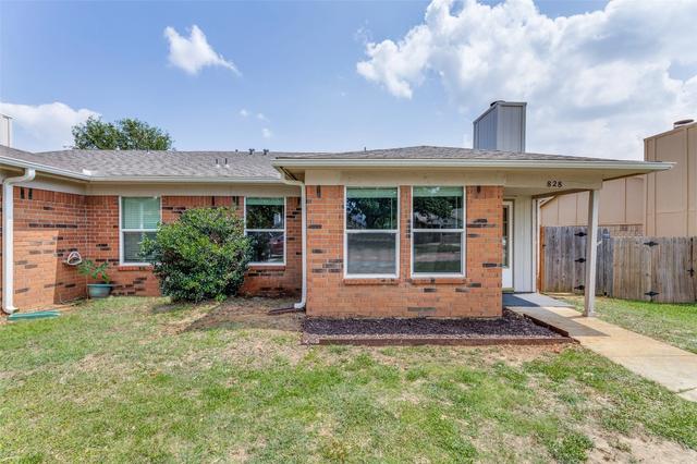 828 Woodland Ct, Kennedale, TX 76060