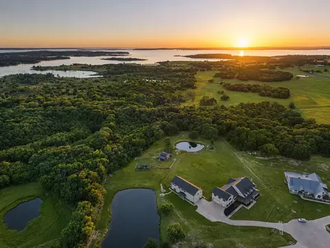 985 Vest Ln, Pilot Point, TX 76258