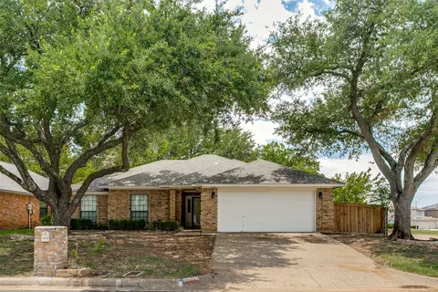 7604 Blossom Dr, Fort Worth, TX 76133