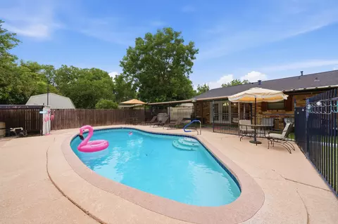 520 Thompson Dr, Saginaw, TX 76179