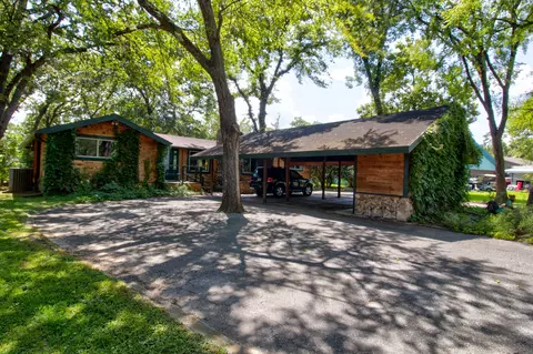 914 Kiowa Dr W, Lake Kiowa, TX 76240