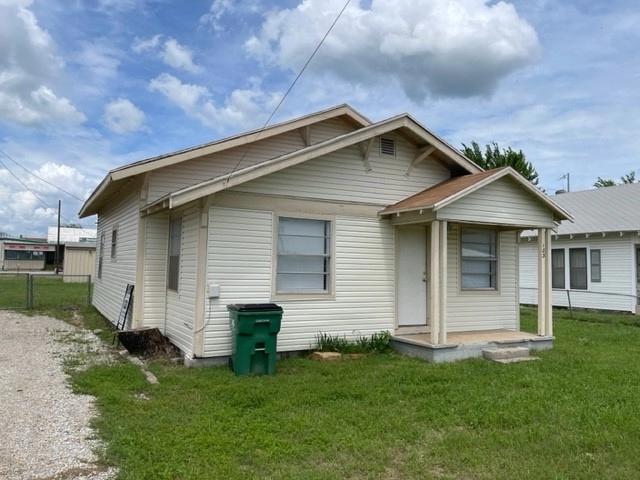 103 W Wichita St, Bowie, TX 76230