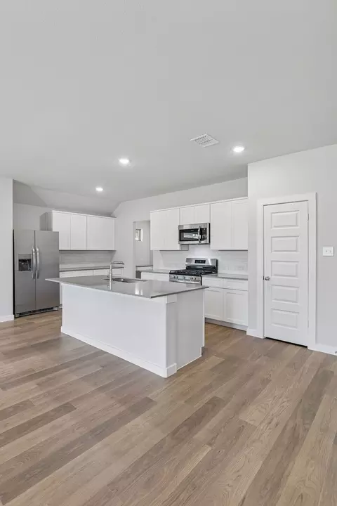 Kitchen - 824 Rockcloud Dr, Haslet, TX 76052 photo 4 of 4