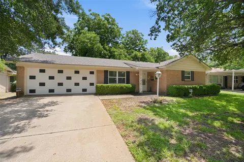501 Simmons Dr, Euless, TX 76040