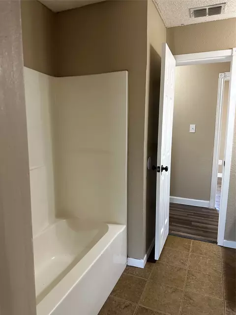 Bath - 3650 Trinity Ln, Abilene, TX 79602 photo 1 of 2