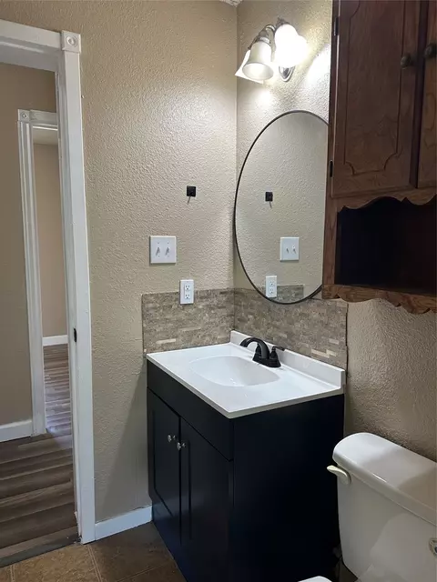 Bath - 3650 Trinity Ln, Abilene, TX 79602 photo 2 of 2