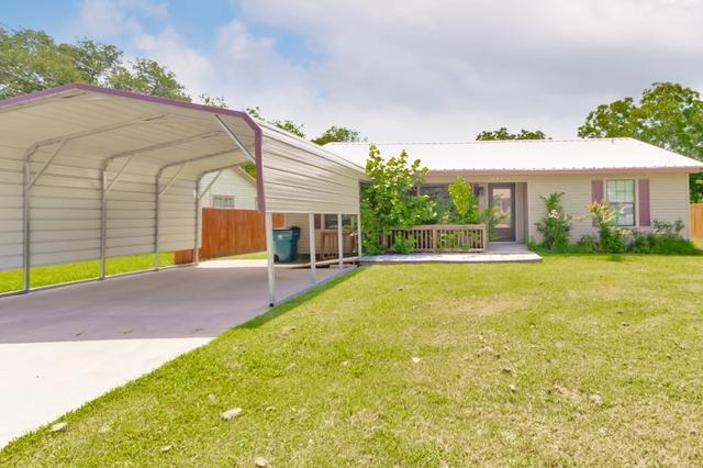 907 N Lamb St, Bowie, TX 76230