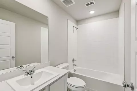Bath - 885 Rockcloud Dr, Haslet, TX 76052 photo 3 of 3