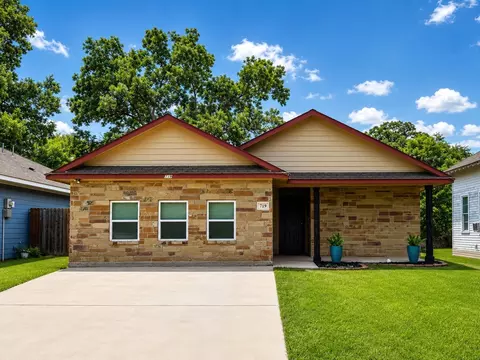 719 E 6th St, Bonham, TX 75418
