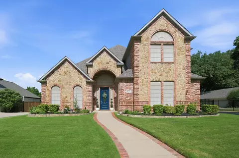 8221 Thornhill Dr, North Richland Hills, TX 76182