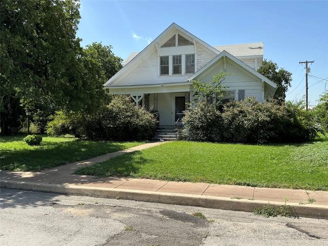 300 E Grand Ave, Comanche, TX 76442