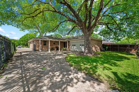 2536 Saint Francis Ave, Dallas, TX 75228