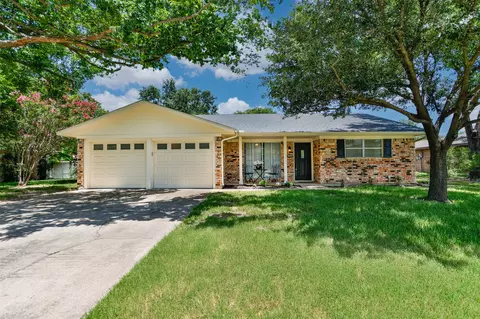 2005 Maplewood Dr, Gainesville, TX 76240