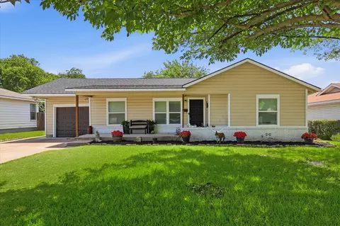 3528 Meadow Oaks Dr, Haltom City, TX 76117