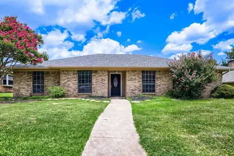 1949 Chesham Dr, Carrollton, TX 75007