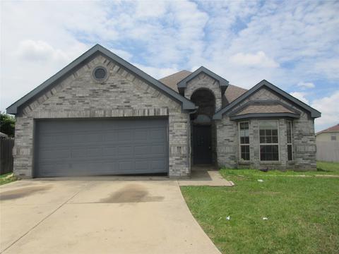 1100 Manhassett Ct, Fort Worth, TX 76140