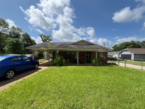 908 Birch St, Palestine, TX 75801